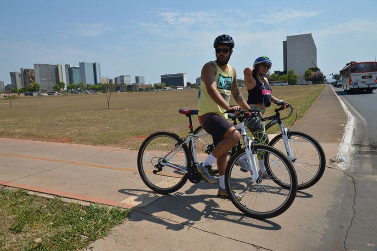 Na esplanada dos ministérios, pessoas utilizam suas bicicletas no dia de comemoração ao Dia Mundial Sem Carro (José Cruz/Agência Brasil/Agência Brasil)