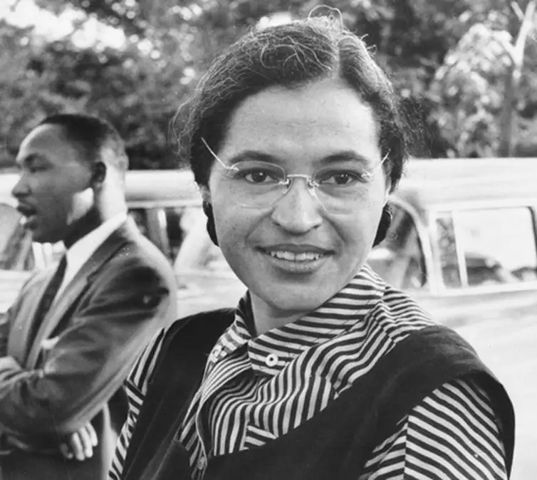 Rosa Parks, em 1955, com Martin Luther King Jr. ao fundo, símbolos do movimento por direitos civis