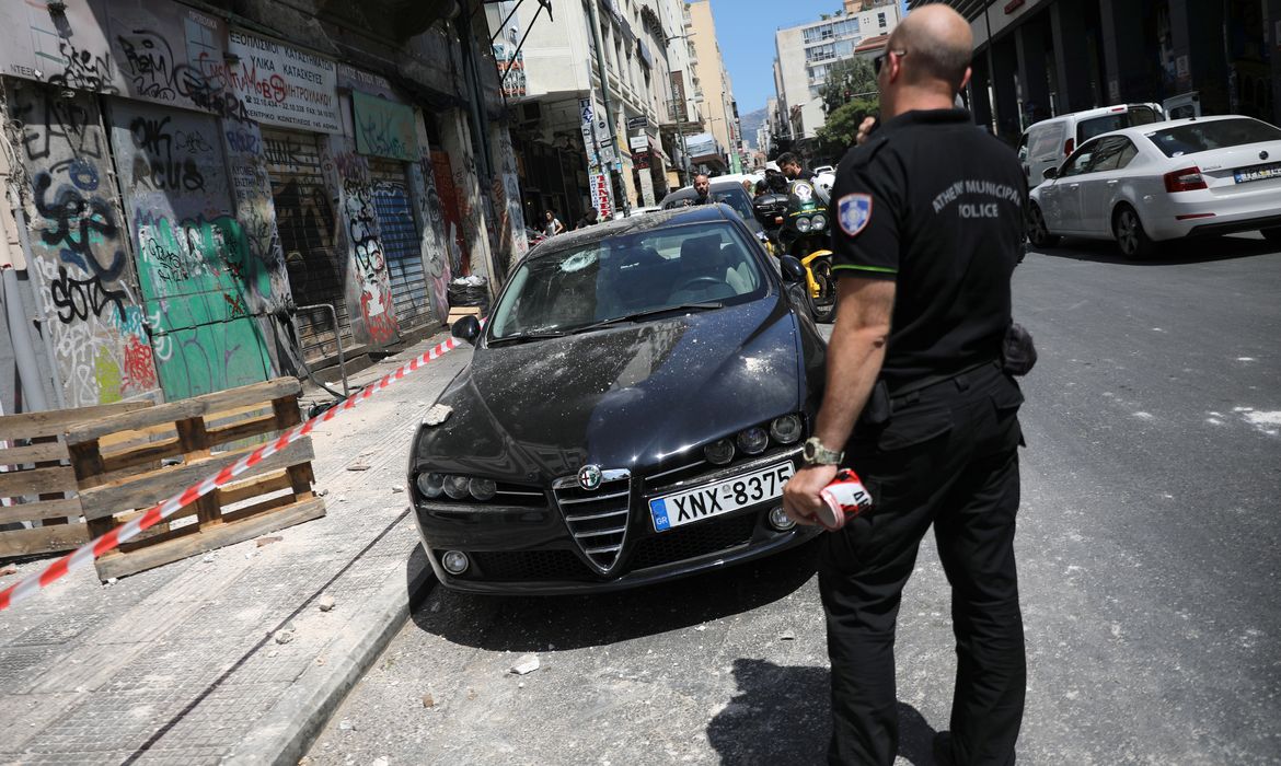 A police officer stands on a street next to a damaged car following an earthquake in Athens, Greece, July 19, 2019.  REUTERS/Alkis Konstantinidis