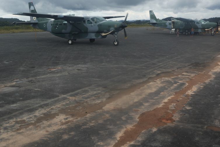 Surucucu (RR), 10/02/2023 - Aeronaves da Força Aérea Brasileira no aeroporto de Surucucu, na Terra Indígena Yanomami. Foto: Fernando Frazão/Agência Brasil