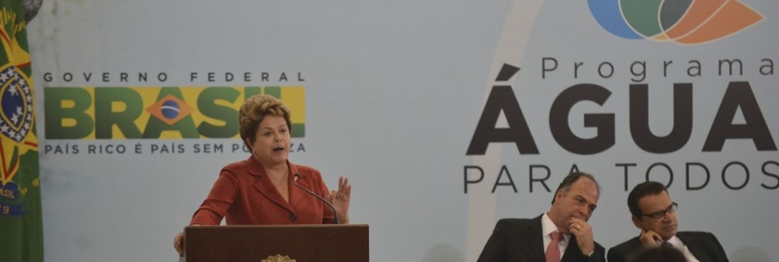A presidenta Dilma Rousseff participa da cerimônia de assinatura do termo de compromisso do Programa Água para Todos com municípios do semiárido brasileiro em estado de emergência por causa da estiagem, no Palácio do Planalto