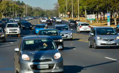 Brasília - O uso do farol baixo aceso durante o dia em rodovias é obrigatório a partir desta sexta-feira (8). Quem descumprir a lei será multado em R$ 85,13, por infração leve, e terá quatro pontos na carteira de habilitação (José Cruz
