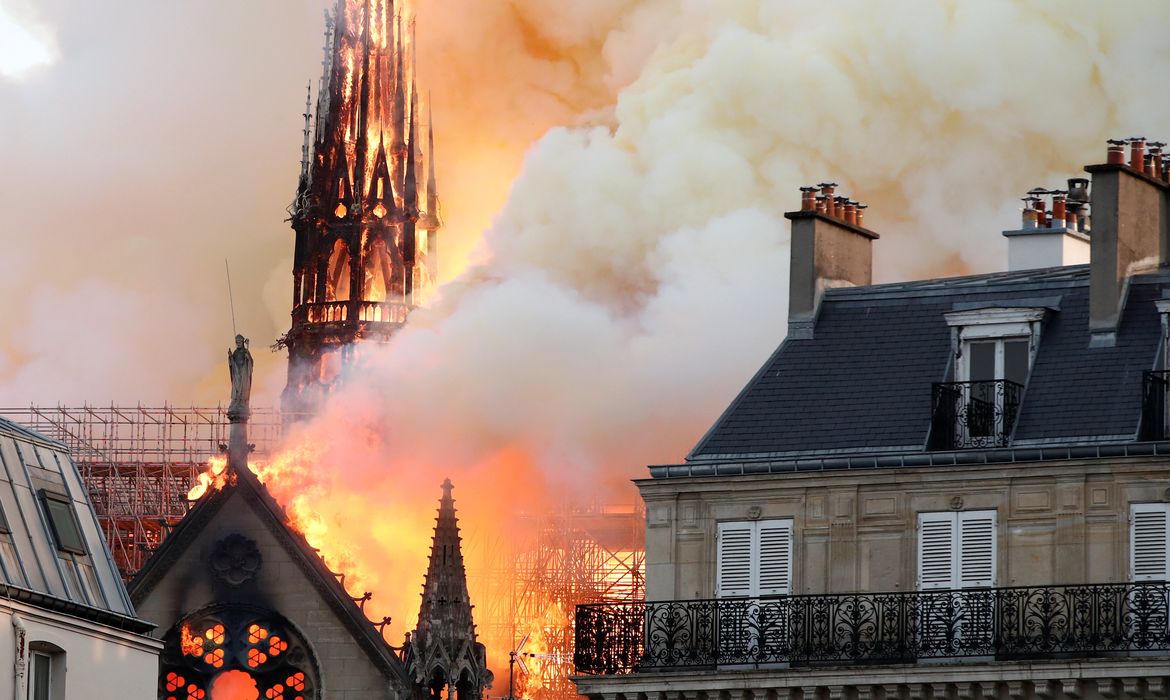 Um incêndio atinge desde o início da tarde de hoje (15) a Catedral de Notre-Dame, no centro de Paris. A fumaça pode ser vista do topo do patrimônio considerado uma referência histórica da capital francesa.