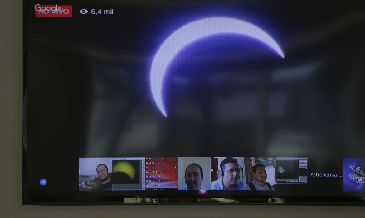 Brasília - Transmissão ao vivo do Eclipse Solar em outros países (Valter Campanato/Agência Brasil)