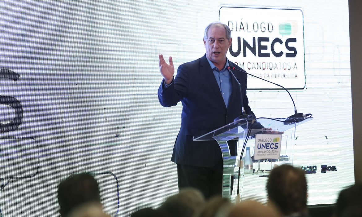 O candidato à Presidência da República, Ciro Gomes, do PDT, discursa durante o evento, Diálogos Eleitor, realizado pela União Nacional de Entidades do Comércio e Serviços (Unecs).