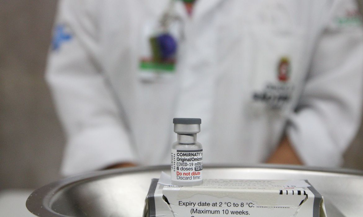 Rovena Rosa/Agência Brasil São Paulo (SP), 02/05/2023 - Vacina bivalente contra covid-19 da Pfizer no posto móvel de vacinação da Unidade Básica de Saúde - UBS República na galeria subterrânea da praça do Patriarca. Foto: Rovena Rosa/Agência Brasil