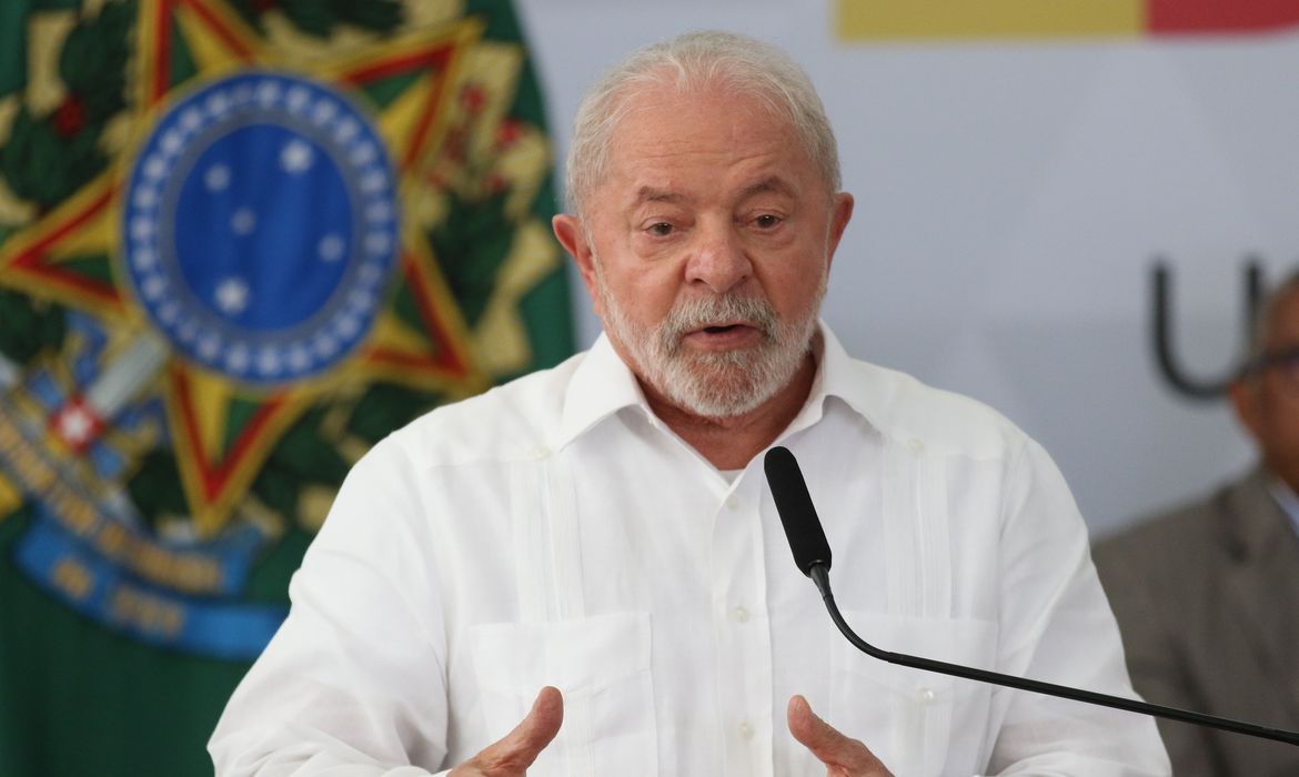 Brasília (DF), 28/04/2023 - O presidente Lula participa, da cerimônia de sanção do PLN 2/23 e assinatura da Medida Provisória que concede reajuste de 9% aos servidores do Executivo federal. Foto José Cruz/Agência Brasil.