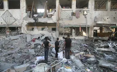 Palestinians inspect the site of Israeli strikes on a school sheltering displaced people, amid Israel-Hamas conflict, in Gaza City, August 3, 2024. Reuters/Mahmoud Issa/Proibida reprodução