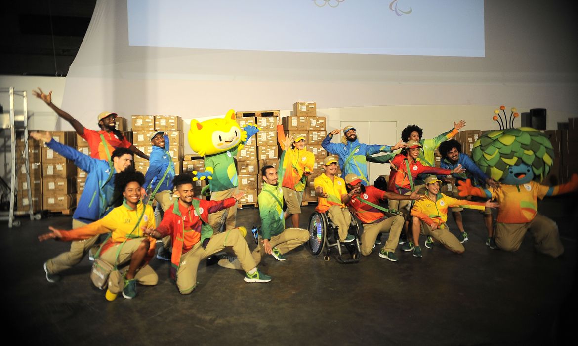 Rio de Janeiro - Comitê Organizador Rio 2016 apresenta com performance artística os uniformes dos voluntários das Olimpíadas e Paralimpíadas, na Gamboa, zona portuária (Tomaz Silva/Agência Brasil)