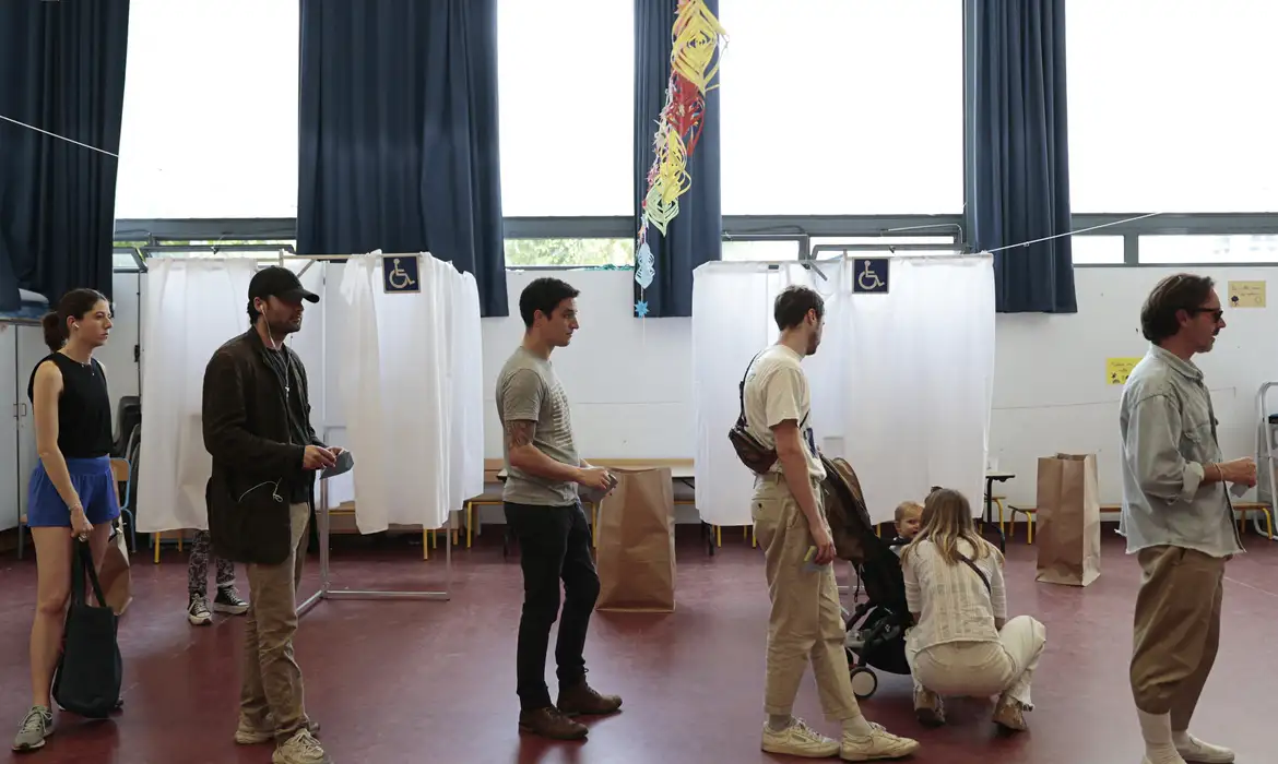 People queue to vote in the first round of the early French parliamentary elections at a polling station in Paris, France, June 30, 2024. Foto: Abdul Saboor/REUTERS/Proibida reprodução