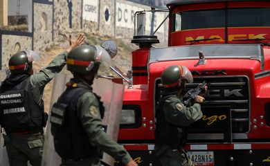 
Parlamentares membros da Assembléia Nacional da Venezuela e partidários do líder da oposição venezuelana, Juan Guaido, entram em choque com as forças de segurança enquanto bloqueiam a estrada nos arredores de Mariara