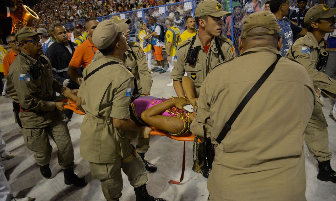 Rio de Janeiro - Estrutura de carro alegórico quebrou deixando feridos no desfile da escola de samba Unidos da Tijuca, pelo grupo especial, no Sambódromo (Fernando Frazão/Agência Brasil)