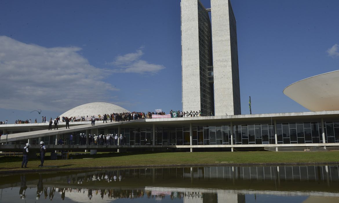 Índios protestam por demarcação e contra discriminação, no Congresso Nacional (José Cruz/Agência Brasil)
