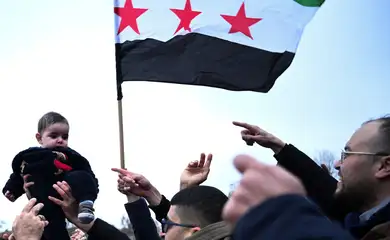 Síria- 08/12/2024  Pessoas comemoram, depois que os rebeldes sírios anunciaram que expulsaram Bashar al-Assad da Síria. Reuters/Ahmad Al-Kerdi/Proibida reprodução