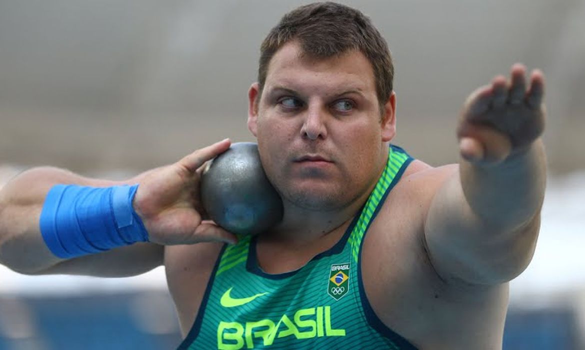 Brasileiro Darlan Romani quebra recorde nacional e vai à final do arremesso de peso