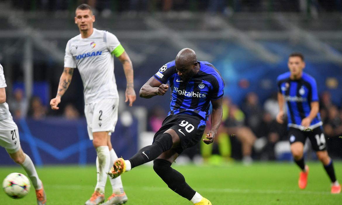 Romelu Lukaku marca o quarto gol da Inter contra o Viktoria Plzen na Liga dos Campeões