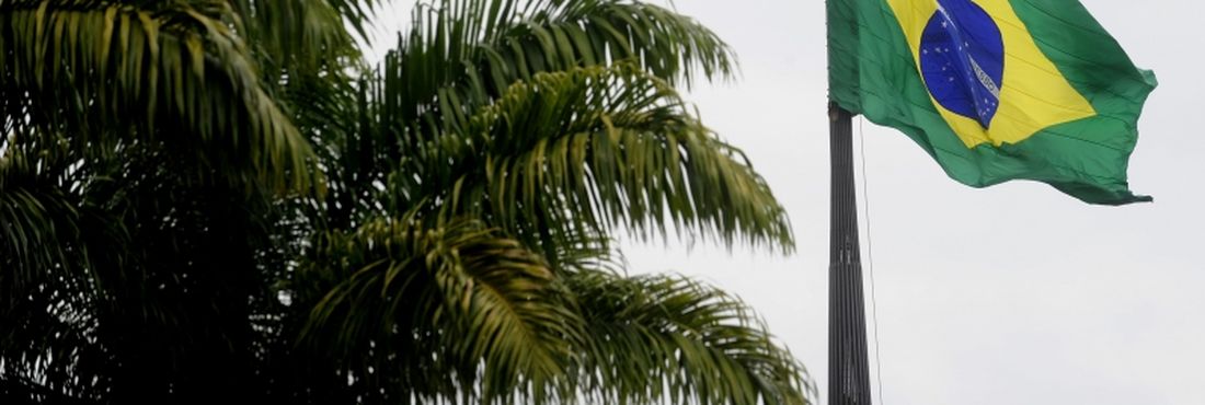 Bandeira na Praça dos Três Poderes No dia da cerimônia, a Bandeira Nacional é hasteada no mastro da Praça dos Três Poderes. Com 280 metros quadrados, a bandeira é a maior do país