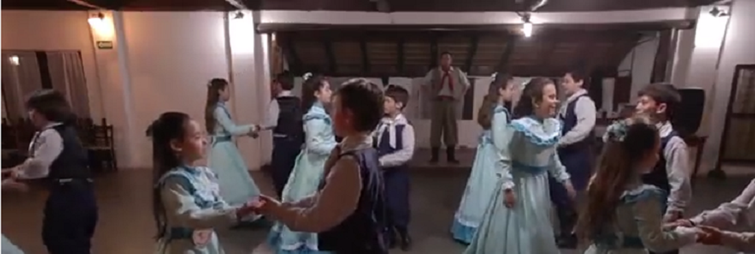 Crianças dançam em Jaguarão (RS)