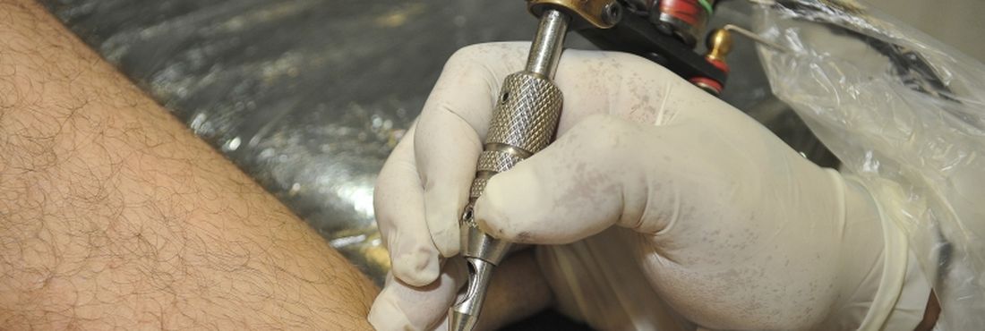 Por trabalharem com instrumentos cortantes e perfurantes, tatuadores são alguns dos profissionais mais vulneráveis a contrair hepatite