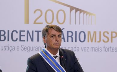 O presidente da República, Jair Bolsonaro, participa da solenidade de condecoração da Ordem do Mérito do Ministério Justiça
