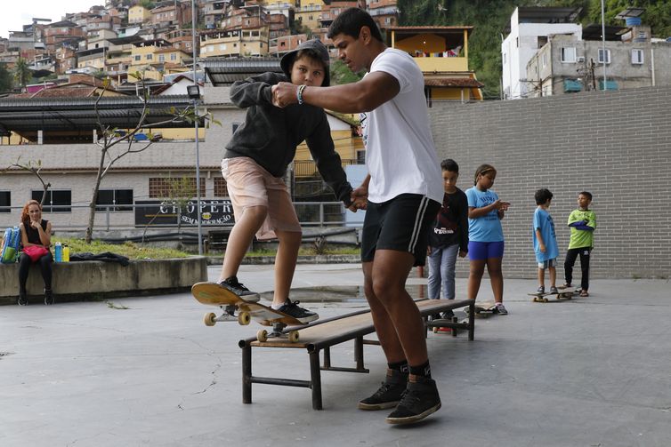 Rio de Janeiro (RJ), 19/05/2023 - Aula de skate para crianças na Vila Olímpica da Gamboa. Foto: Fernando Frazão/Agência Brasil