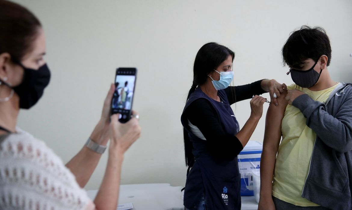 COVID-19 vaccination day for 14-year-old boys in Rio de Janeiro