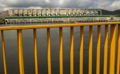 Altamira (PA), 08/01/2025 - No dia 5 de maio de 2016, foi inaugurada a Usina Hidrelétrica (UHE) Belo Monte. Localizada no Rio Xingu, no Pará, sua capacidade instalada é de 11.233,1 MW, sendo reconhecida como a maior hidrelétrica 100% brasileira.
O empreendimento utiliza, em seu reservatório principal, uma tecnologia preservacionista conhecida como fio d’água, o monitoramento das estruturas, previsto no Plano, é um dos mais bem equipados do país. Dispondo de 1.976 instrumentos, de 12 diferentes tipos, realiza-se uma avaliação periódica ao desempenho das estruturas de concreto dos 28 diques que conformam o Reservatório Intermediário e das barragens de Pimental e Belo Monte.
Foto: Joédson Alves/Agência Brasil