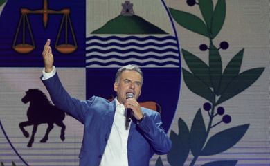 Presidential candidate, Yamandu Orsi speaks on stage following early results of the presidential election run-off between Orsi and the candidate of the ruling conservative coalition Alvaro Delgado, in Montevideo, Uruguay November 24, 2024. REUTERS/Mariana Greif