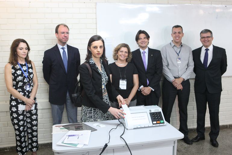 Auditoria do sistema da urna eletrônica - 2º turno - Eleições 2018, o ministro Carlos Horbach do TSE (gravata azul) acompanha a auditoria do sistema da urna eletrônica.


