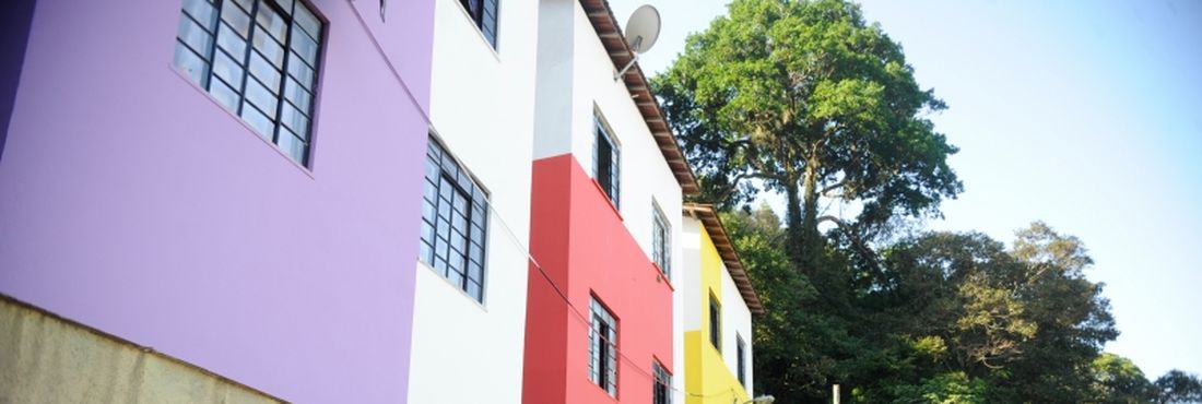 Peregrinos fazem mutirão de pintura de casas no Morro Santa Marta
