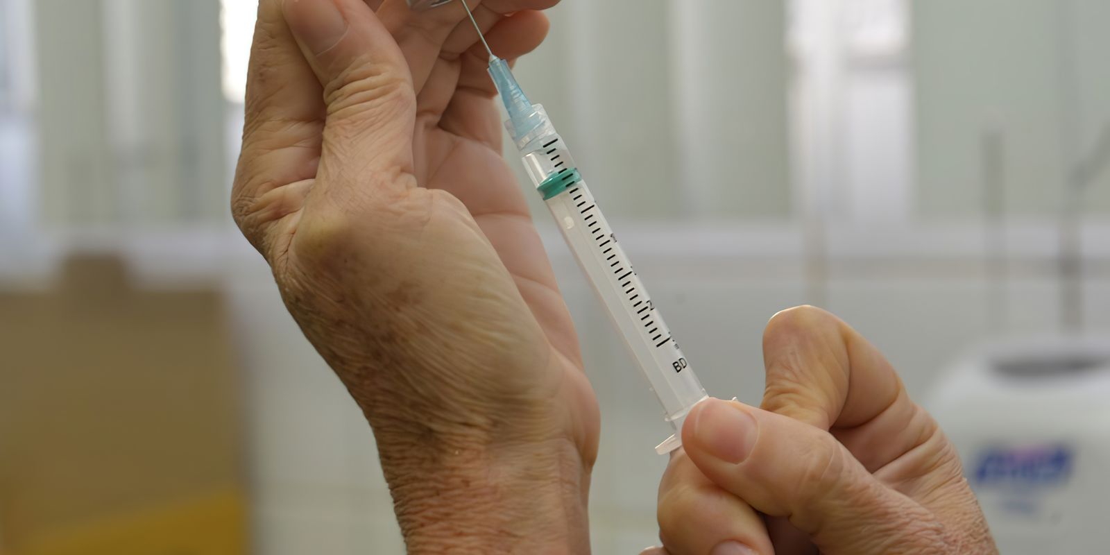 Vacinas também ajudam a conter surgimento de bactérias resistentes Vacinas também ajudam a conter surgimento de bactérias resistentes