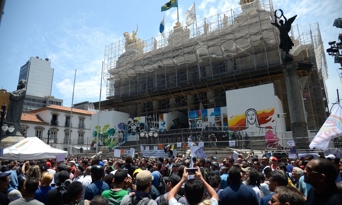 Rio de Janeiro - Servidores protestam contra o pacote de cortes do governo do estado em frente ao prédio da Alerj (Tânia Rêgo/Agência Brasil)