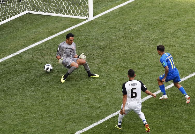 St.petersburg (Russian Federation), 22/06/2018.- Philippe Coutinho (R) of Brazil scores the 1-0 lead against Costa Rica's goalkeeper Keylor Navas (L) during the FIFA World Cup 2018 group E preliminary round soccer match between Brazil and Costa