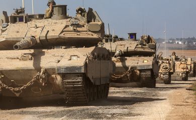 Tanques israelenses perto da fronteira de Gaza