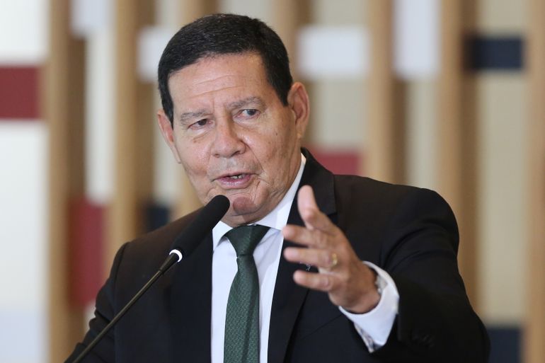 O vice-presidente da República e presidente do Conselho Nacional da Amazônia Legal, Hamilton Mourão, fala à imprensa, após a terceira reunião do colegiado, no Palácio Itamaraty em Brasília