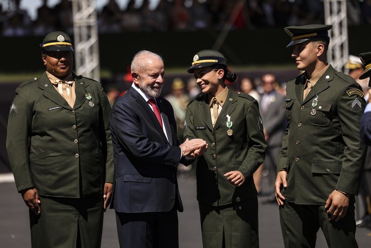 Brasília (DF), 22/08/2024 - O presidente Luiz Inácio Lula da Silva condecora medalhistas nas Olimpíadas de Paris: os judocas Beatriz Souza e Guilherme Schimidt e a jogadora de vôlei Natália Araújo, durante a solenidade comemorativa ao Dia do Soldado, no Quartel-General do Exército, em Brasília. Foto: Marcelo Camargo/Agência Brasil