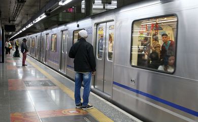 Movimentação de passageiros na estação Sé do metrô em São Paulo.