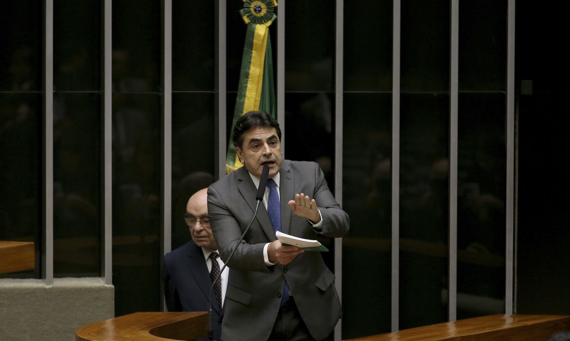 Brasília - Deputado Domingos Sávio (PSDB/MG) durante  discussão do processo de impeachment de Dilma, no plenário da Câmara (Wilson Dias/Agência Brasil)