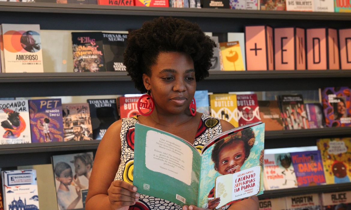 A pesquisadora Luciana Bento fala sobre a diversidade de livros infantis com protagonistas negros e escritos por autores não brancos no mercado editorial brasileiro, na livraria Mega Fauna.