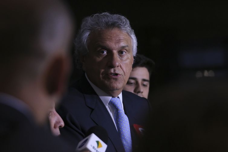 O governador de Goiás, Ronaldo Caiado, fala à imprensa, no Palácio do Planalto.