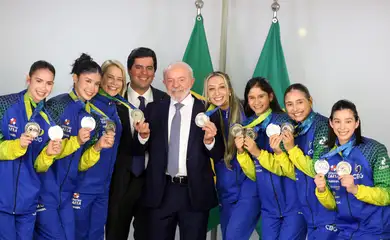 Brasília (DF) 28/08/2025 - Presidente da República, Luiz Inácio Lula da Silva, recebe no Palácio do Planalto atletas da Seleção Brasileira de Ginástica Rítmica, medalhistas do Campeonato Mundial 2025. Foto: Valter Campanato/Agência Brasil