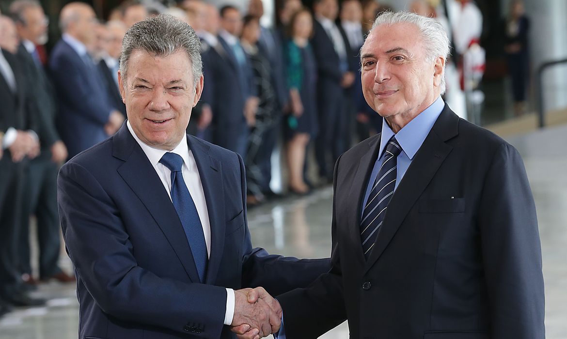 Brasília – Os presidentes Michel Temer, da República, e Juan Manuel Santos, da Colômbia, se cumprimentam, no Palácio do Planalto (Antônio Cruz/Agência Brasil)