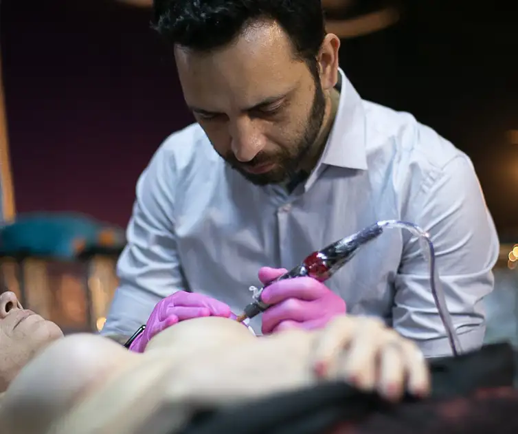 foto do tatuador Yurgan reconstruindo o mamilo de uma mulher mastectomizada,