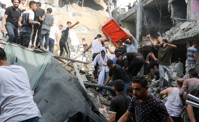 Palestinos inspecionam o local de um ataque israelense a uma casa, em Rafa, no sul da Faixa de Gaza, em 11 de novembro de 2023. REUTERS/Hatem Khaled