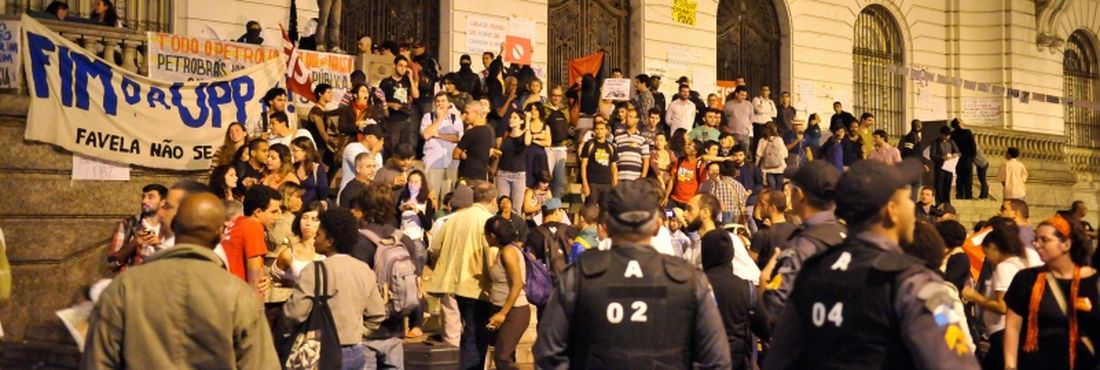 Protesto termina em confronto e depredação no Rio
