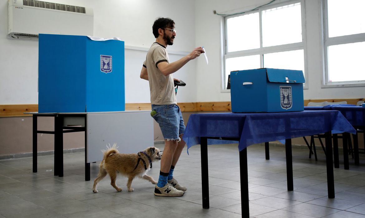 Israelenses votam durante eleições parlamentares de Israel.