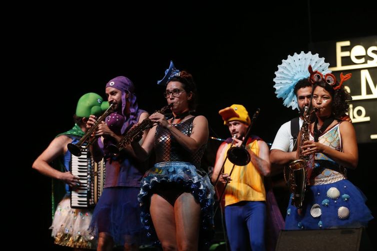 Apresentação do bloco de carnaval infantil Mini Seres do Mar no Festival de Música Rádio MEC 2018