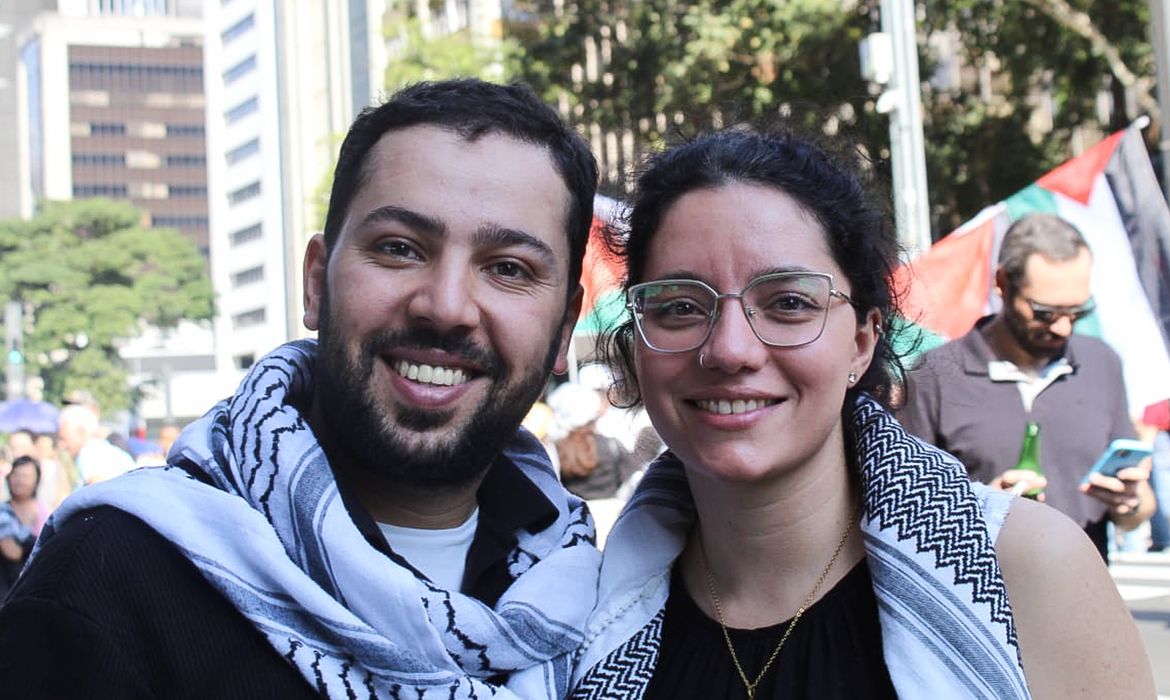Brasília (DF)- 04/04/ /2025  -Rafat e a esposa, Bruna Khuriyeh, que o conheceu em protestos pró-palestina e agora divide com ele as tarefas da loja que ele abriu. Foto: arquivo pessoal
