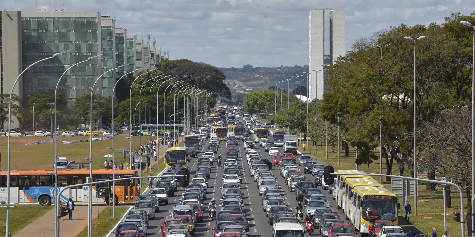 Saída de servidores para ver jogo intensifica trânsito na Esplanada |  Agência Brasil