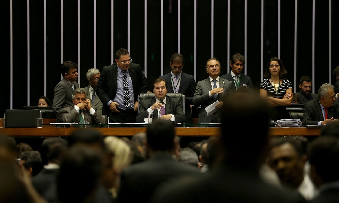 Brasília - Plenário da Câmara aprova Projeto de Lei 5587/16, que trata da regulamentação de serviços de transporte individual privado por meio de aplicativos, como o Uber (Wilson Dias/Agência Brasil)